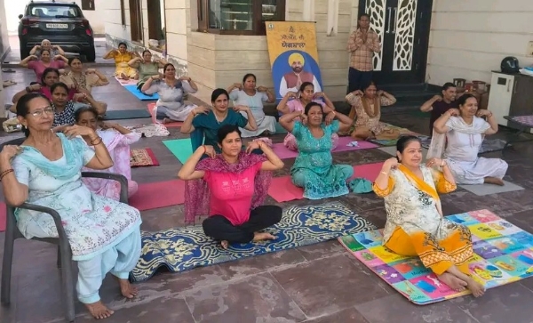ਸ੍ਰੀ ਮੁਕਤਸਰ ਸਾਹਿਬ ਜ਼ਿਲ੍ਹੇ ਵਿੱਚ ਆਯੋਜਿਤ ਯੋਗ ਕਲਾਸ ਵਿੱਚ ਹਿੱਸਾ ਲੈਂਦੇ ਯੋਗ ਅਭਿਆਸੀ