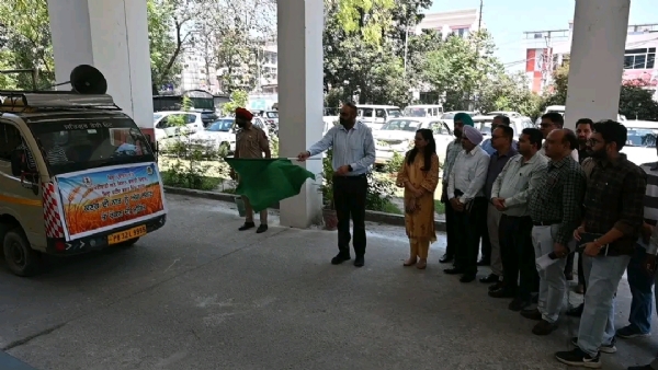 ਜਾਗਰੂਕਤਾ ਵੈਨ ਨੂੰ ਰਵਾਨਾ ਕਰਦੇ ਡਿਪਟੀ ਕਮਿਸ਼ਨਰ