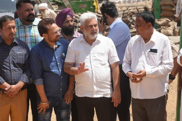 ਮੰਤਰੀ ਲਾਲ ਚੰਦ ਕਟਾਰੂਚੱਕ ਦਾਣਾ ਮੰਡੀ ਨਾਭਾ ਦਾ ਦੌਰਾ ਕਰਦੇ ਹੋਏ।