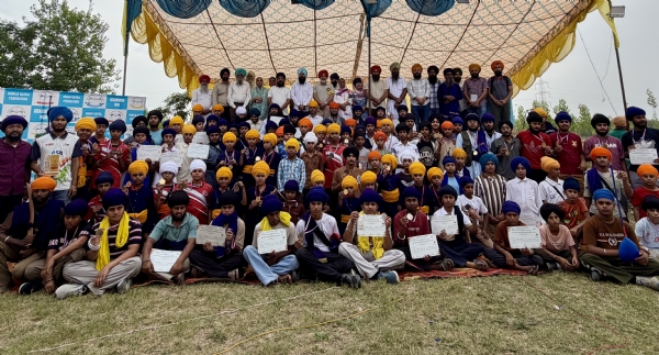 ਜੇਤੂਆਂ ਦਾ ਸਨਮਾਨ ਕਰਦੇ ਮੁੱਖ ਮਹਿਮਾਨ ਅਤੇ ਪ੍ਰਬੰਧਕ