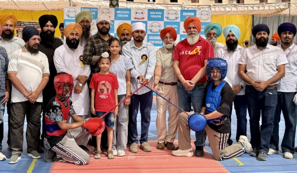 ਰੂਪਨਗਰ ਦੇ ਵਿਧਾਇਕ ਦਿਨੇਸ਼ ਚੱਢਾ ਤੇ ਗੱਤਕਾ ਐਸੋਸੀਏਸ਼ਨ ਦੇ ਮੈਂਬਰ।