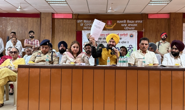 ਪੰਜਾਬ ਰਾਜ ਤੇ ਕੇਂਦਰ ਸਾਸ਼ਤ ਪ੍ਰਦੇਸ਼ ਚੰਡੀਗੜ੍ਹ ਦੇ ਮਨੁੱਖੀ ਅਧਿਕਾਰ ਕਮਿਸ਼ਨ ਦੇ ਮੈਂਬਰ ਪਦਮ ਸ਼੍ਰੀ ਜਤਿੰਦਰ ਸਿੰਘ ਸ਼ੰਟੀ ਸਰਕਾਰੀ ਬਿਕਰਮ ਕਾਲਜ ਪਟਿਆਲਾ ਵਿਖੇ ਮਨੁੱਖੀ ਅਧਿਕਾਰ ਜਾਗਰੂਕਤਾ ਤੇ ਸ਼ਿਕਾਇਤਾਂ ਦੀ ਸੁਣਵਾਈ ਲਈ ਕਰਵਾਏ ਜਨ ਸੰਮੇਲਨ ਮੌਕੇ ਸ਼ਿਰਕਤ ਕਰਦੇ ਹੋਏ।