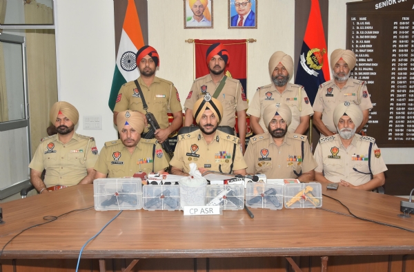 ਸੀਪੀ ਅੰਮ੍ਰਿਤਸਰ ਗੁਰਪ੍ਰੀਤ ਸਿੰਘ ਭੁੱਲਰ ਜਾਣਕਾਰੀ ਦਿੰਦੇ ਹੋਏ।