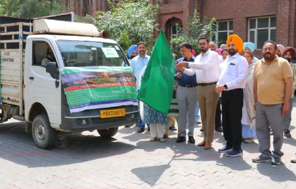 ਜਾਗਰੂਕਤਾ ਵੈਨ ਨੂੰ ਰਵਾਨਾ ਕਰਦੇ ਡਿਪਟੀ ਕਮਿਸ਼ਨਰ ਦਲਵਿੰਦਰਜੀਤ ਸਿੰਘ