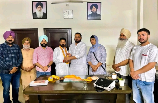 ਕਰਮਜੀਤ ਸਿੰਘ ਪੰਮਾ ਨੂੰ ਬਠਿੰਡਾ ਸ਼ਹਿਰੀ ਦੇ ਇੰਚਾਰਜ ਇਕਬਾਲ ਸਿੰਘ ਬਬਲੀ ਢਿੱਲੋ ਪਾਰਟੀ ’ਚ ਸ਼ਾਮਲ ਕਰਦੇ ਹੋਏ।