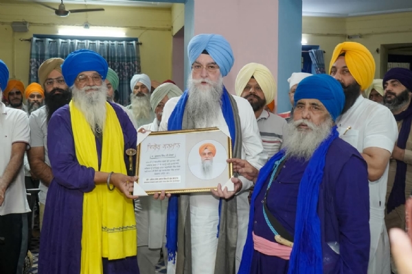 ਸਪੀਕਰ ਪੰਜਾਬ ਵਿਧਾਨ ਸਭਾ ਕੁਲਤਾਰ ਸਿੰਘ ਸੰਧਵਾਂ ਨੂੰ ਸਨਮਾਨਿਤ ਕਰਦੇ ਹੋਏ ਕਮੇਟੀ ਮੈਂਬਰ।