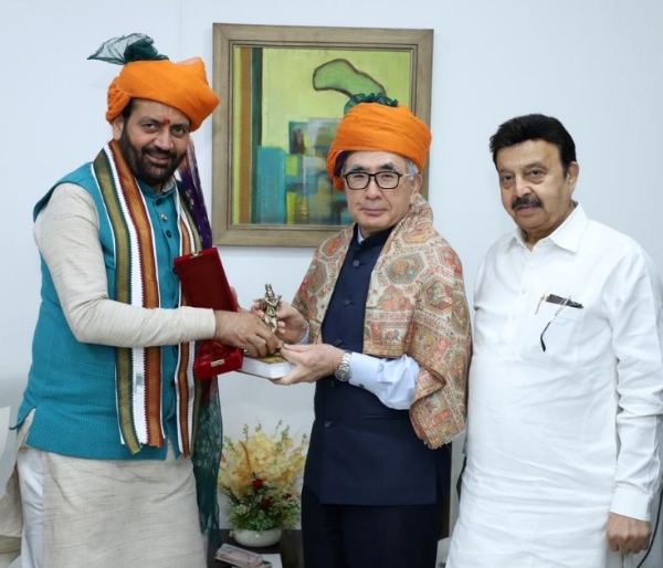 ਸੁਜ਼ੂਕੀ ਮੋਟਰ ਦੇ ਸੀਈਓ ਤੋਸ਼ੀਹੀਰੋ ਸੁਜ਼ੂਕੀ ਦਾ ਸਨਮਾਨ ਕਰਦੇ ਹੋਏ ਮੁੱਖ ਮੰਤਰੀ ਨਾਇਬ ਸਿੰਘ ਸੈਣੀ।