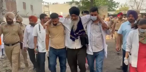 ਇਲਾਜ ਲਈ ਲੈ ਕੇ ਜਾਂਦੀ ਹੋਈ ਡਾਕਟਰਾਂ ਦੀ ਟੀਮ।