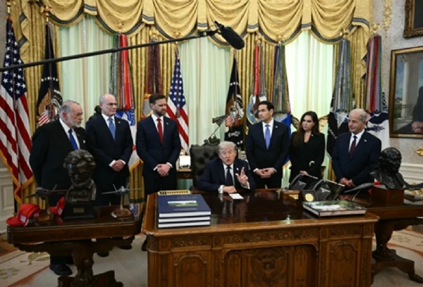 ਰਾਸ਼ਟਰਪਤੀ ਡੋਨਾਲਡ ਟਰੰਪ ਨੇ ਵੀਰਵਾਰ ਨੂੰ ਵਾਸ਼ਿੰਗਟਨ ਦੇ ਵ੍ਹਾਈਟ ਹਾਊਸ ਵਿਖੇ ਲੇਬਨਾਨ ਅਤੇ ਇਜ਼ਰਾਈਲ ਵਿਚਕਾਰ ਜੰਗਬੰਦੀ ਦਾ ਐਲਾਨ ਕੀਤਾ। ਉਨ੍ਹਾਂ ਦੇ ਆਲੇ-ਦੁਆਲੇ ਇਜ਼ਰਾਈਲ ਵਿੱਚ ਅਮਰੀਕੀ ਰਾਜਦੂਤ ਮਾਈਕ ਹਕਾਬੀ, ਅਮਰੀਕਾ ਵਿੱਚ ਇਜ਼ਰਾਈਲ ਦੇ ਰਾਜਦੂਤ ਯੇਚੀਏਲ ਲੀਟਰ, ਅਮਰੀਕੀ ਉਪ ਰਾਸ਼ਟਰਪਤੀ ਜੇਡੀ ਵੈਂਸ, ਅਮਰੀਕੀ ਵਿਦੇਸ਼ ਮੰਤਰੀ ਮਾਰਕੋ ਰੂਬੀਓ, ਅਮਰੀਕਾ ਵਿੱਚ ਲੇਬਨਾਨੀ ਰਾਜਦੂਤ ਨਾਡਾ ਹਮਾਦੇਹ ਮੋਵਾਦ ਅਤੇ ਲੇਬਨਾਨ ਵਿੱਚ ਅਮਰੀਕੀ ਰਾਜਦੂਤ ਮਿਸ਼ੇਲ ਈਸਾ ਦਿਖਾਈ ਦੇ ਰਹੇ ਹਨ। ਫੋਟੋ: ਇੰਟਰਨੈੱਟ ਮੀਡੀਆ