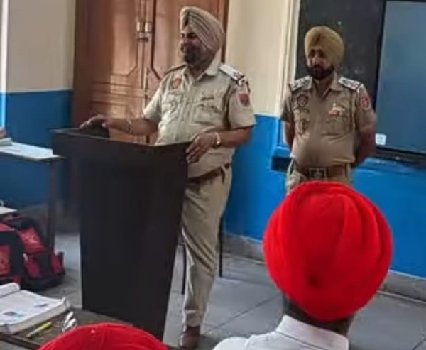 ਬਟਾਲਾ ਪੁਲਿਸ ਦੇ ਟ੍ਰੈਫਿਕ ਐਜੂਕੇਸ਼ਨ ਸੈੱਲ ਨੇ ਵਿਦਿਆਰਥੀਆਂ ਨੂੰ ਆਵਾਜਾਈ ਨਿਯਮਾਂ ਬਾਰੇ ਦਿੱਤੀ ਜਾਣਕਾਰੀ