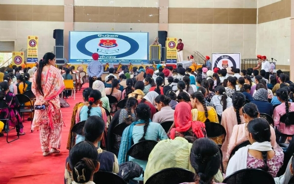 ਡੀਆਈਜੀ ਹਰਜੀਤ ਸਿੰਘ ਵਿਦਿਆਰਥੀਆਂ ਨੂੰ ਜਾਣਕਾਰੀ ਦਿੰਦੇ ਹੋਏ।