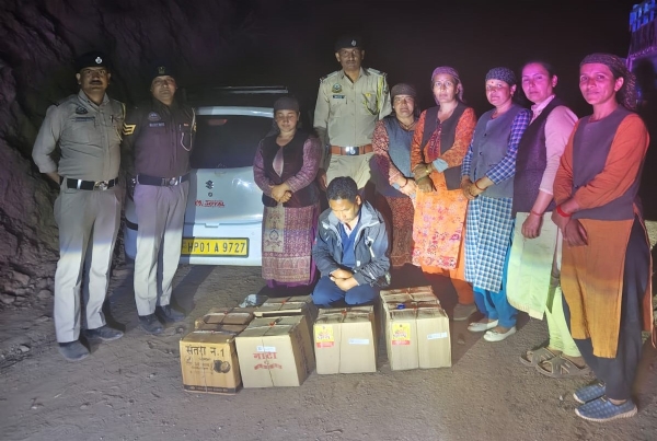 ਸ਼ਰਾਬ ਤਸਕਰੀ ਦੇ ਦੋਸ਼ ਵਿੱਚ ਗ੍ਰਿਫ਼ਤਾਰ ਮੁਲਜ਼ਮਾਂ ਨਾਲ ਪੁਲਿਸ ਅਤੇ ਔਰਤਾਂ।