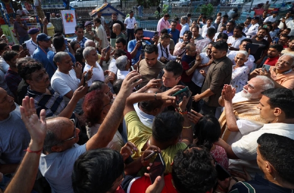 ਲੋਕਾਂ ਨਾਲ ਘਿਰੇ ਪ੍ਰਧਾਨ ਮੰਤਰੀ ਨਰਿੰਦਰ ਮੋਦੀ।