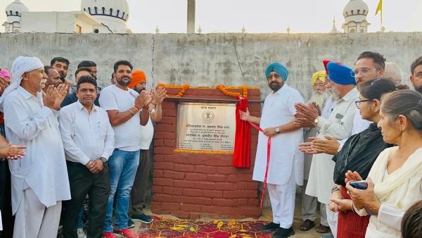 ਪਿੰਡ ਬਿਸ਼ਨਪੁਰਾ ਵਿਖੇ ਬਣਾਏ ਜਾਣ ਵਾਲੇ ਕਮਿਊਨਿਟੀ ਸੈਂਟਰ ਦਾ ਨੀਂਹ ਪੱਥਰ ਰੱਖਦੇ ਹੋਏ ਵਿਧਾਇਕ ਰੰਧਾਵਾ।