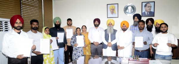 ਨਿਯੁਕਤੀ ਪੱਤਰ ਸੌਂਪਦੇ ਹੋਏ ਗੁਰਮੀਤ ਸਿੰਘ ਖੁੱਡੀਆਂ।