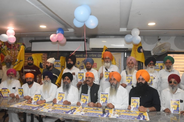 ਅਕਾਲੀ ਦਲ ਵਾਰਿਸ ਪੰਜਾਬ ਦੇ ਪਾਰਟੀ ਆਗੂ ਲੁਧਿਆਣਾ ਵਿੱਚ ਪ੍ਰੈਸ ਕਾਨਫਰੰਸ ਕਰਦੇ ਹੋਏ