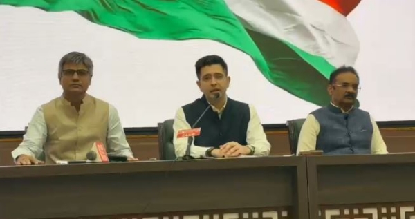 ਆਮ ਆਦਮੀ ਪਾਰਟੀ ਦੇ ਰਾਜਸਭਾ ਮੈਂਬਰ ਰਾਘਵ ਚੱਡਾ, ਸੰਦੀਪ ਪਾਠਕ ਅਤੇ ਅਸ਼ੋਕ ਮਿਤੱਲ ਪਤੱਰਕਾਰਾਂ ਨਾਲ ਗੱਲਬਾਤ ਕਰਦੇ ਹੋਏ