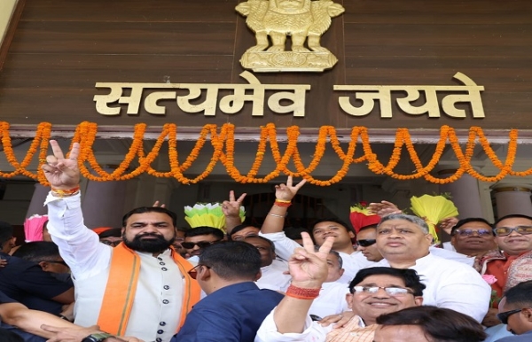 ਮੁੱਖ ਮੰਤਰੀ ਸਮਰਾਟ ਚੌਧਰੀ ਵਿਧਾਨ ਸਭਾ ਦੇ ਵਿਸ਼ੇਸ਼ ਸੈਸ਼ਨ ਦੌਰਾਨ ਜਿੱਤ ਦਾ ਨਿਸ਼ਾਨ ਦਿਖਾਉਂਦੇ ਹੋਏ।