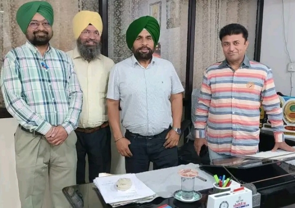 ਜਾਣਕਾਰੀ ਦਿੰਦੇ ਜ਼ਿਲ੍ਹਾ ਸਿੱਖਿਆ ਅਫ਼ਸਰ (ਸੈਕੰਡਰੀ) ਸਤਿਨਾਮ ਸਿੰਘ ਬਾਠ ਅਤੇ ਹੋਰ।