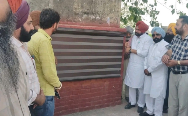 ਦੀਨੇਵਾਲ ਤੋਂ ਮੱਥਰੇਵਾਲ ਲਿੰਕ ਸੜਕ ਦਾ ਉਦਘਾਟਨ ਕਰਦੇ ਵਿਧਾਇਕ ਮਨਜਿੰਦਰ ਸਿੰਘ ਲਾਲਪੁਰਾ