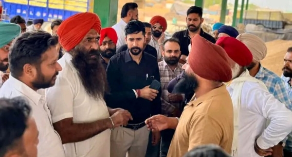 ਦਾਣਾ ਮੰਡੀ ਬਟਾਲਾ ਵਿਖੇ ਕਣਕ ਦੀ ਖਰੀਦ ਪ੍ਰਕਿਰਿਆ ਦਾ ਨਿਰੀਖਣ ਕਰਦੇ ਚੇਅਰਮੈਨ ਮਾਨਿਕ ਮਹਿਤਾ