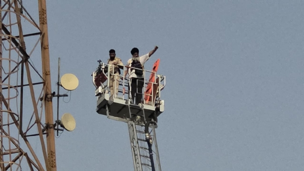 ਟੈਲੀਕਾਮ ਟਾਵਰ ਤੋਂ ਕਰੇਨ ਦੀ ਮਦਦ ਨਾਲ ਹੇਠਾਂ ਉਤਾਰਦੀ ਹੋਈ ਪੁਲਿਸ ਦੀ ਟੀਮ।