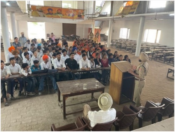 ਡੀ.ਐਸ.ਪੀ. ਟ੍ਰੈਫਿਕ ਕਰਨੈਲ ਸਿੰਘ ਵਿਦਿਆਰਥੀਆਂ ਨੂੰ ਜਾਗਰੂਕ ਕਰਦੇ ਹੋਏ।