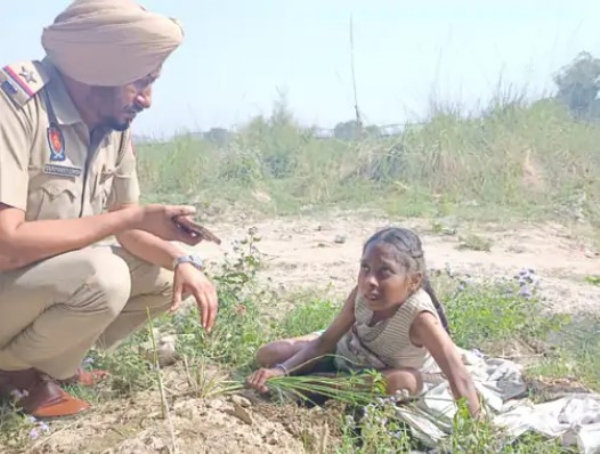 ਬੱਚੀ ਨਾਲ ਗੱਲਬਾਤ ਕਰਦੇ ਹੋਏ ਪੁਲਿਸ ਅਧਿਕਾਰੀ।