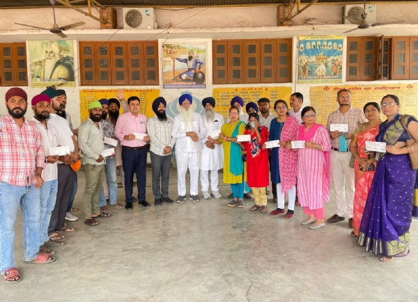 ਛਤੀਸਗੜ੍ਹ ਦੇ ਵੱਖ-ਵੱਖ ਸਕੂਲਾਂ ਨੂੰ ਫੀਸਾਂ ਦੇ ਚੈੱਕ ਸੌਂਪਦੇ ਹੋਏ ਭਾਈ ਅਜੈਬ ਸਿੰਘ ਤੇ ਹੋਰ।