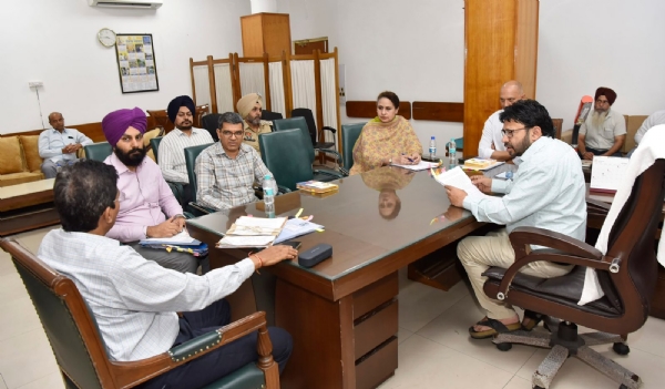 ਮੀਟਿੰਗ ਕਰਦੇ ਹੋਏ ਮੰਤਰੀ ਡਾ. ਰਵਜੋਤ ਸਿੰਘ।