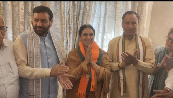 ਸਾਬਕਾ ਮੇਅਰ ਉਪੇਂਦਰ ਕੌਰ ਨੂੰ ਸੀਐਮ ਨਾਇਬ ਸਿੰਘ ਸੈਣੀ ਪਾਰਟੀ ’ਚ ਸ਼ਾਮਲ ਕਰਦੇ ਹੋਏ