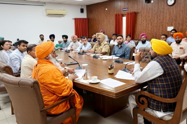 ਮੀਟਿੰਗ ਕਰਦੇ ਹੋਏ ਮੁੱਖ ਮੰਤਰੀ ਭਗਵੰਤ ਸਿੰਘ ਮਾਨ।