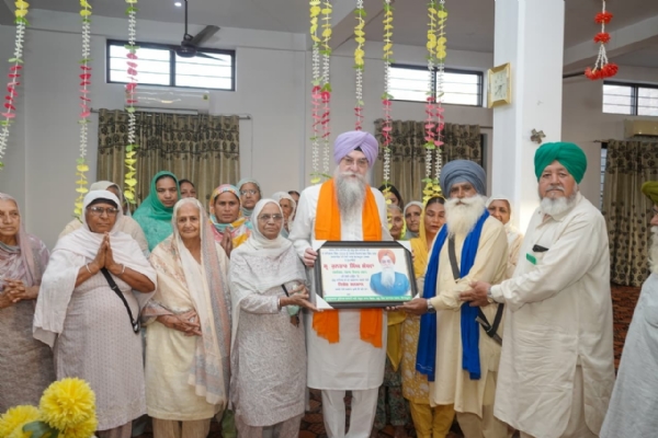 ਸਪੀਕਰ ਸੰਧਵਾਂ ਦਾ ਸਨਮਾਨ ਕਰਦੇ ਹੋਏ ਪ੍ਰਬੰਧਕ ਕਮੇਟੀ ਦੇ ਮੈਂਬਰ ਤੇ ਸੰਗਤ।