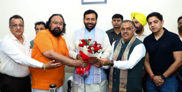 ਹਰਿਆਣਾ ਦੇ ਮੁੱਖ ਮੰਤਰੀ ਨਾਇਬ ਸਿੰਘ ਸੈਣੀ ਨਾਲ ਮੁਲਾਕਾਤ ਕਰਦੇ ਹੋਏ ਅੰਮ੍ਰਿਤਸਰ ਦੇ ਵਪਾਰੀ।
