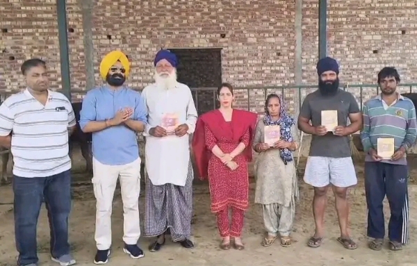 ਮੱਕੀ ਦੀ ਖੇਤੀ ਸਬੰਧੀ ਜਾਣਕਾਰੀ ਦਿੰਦੇ ਹੋਏ ਖੇਤੀਬਾੜੀ ਅਧਿਕਾਰੀ।