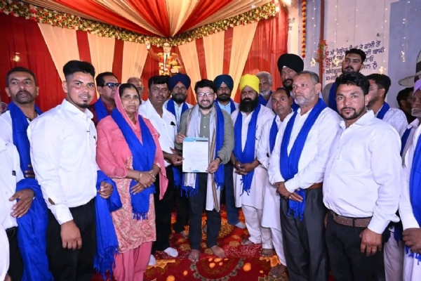 ਮੰਤਰੀ ਰਵਜੋਤ ਸਿੰਘ ਦਾ ਸਨਮਾਨ ਕਰਦੇ ਹੋਏ ਪ੍ਰਬੰਧਕ।