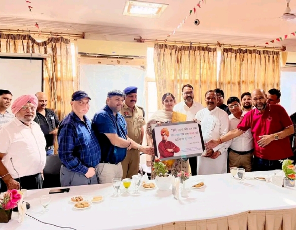 ਐੱਸ.ਐੱਸ.ਪੀ. ਬਠਿੰਡਾ ਡਾ. ਜਯੋਤੀ ਯਾਦਵ ਬੈਂਸ ਦਾ ਸਨਮਾਨ ਕਰਦੇ ਹੋਏ ਵਪਾਰੀ।