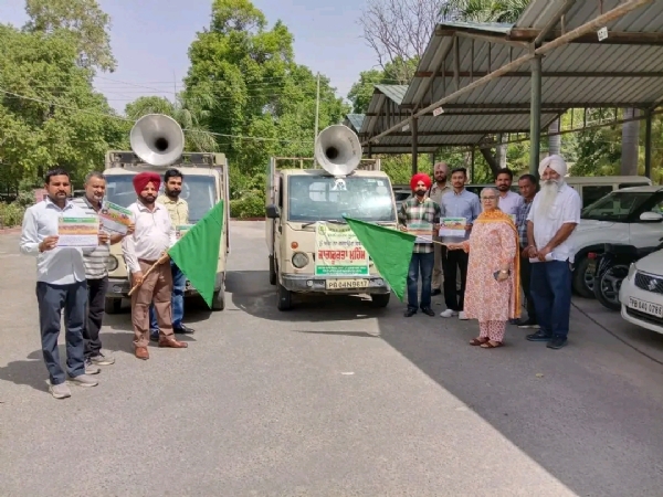 ਜਾਗਰੁਕਤਾ ਲਈ ਵੈਨਾਂ ਨੂੰ ਰਵਾਨਾ ਕਰਦੇ ਹੋਏ  ਡਿਪਟੀ ਕਮਿਸ਼ਨਰ ਪੂਨਮਦੀਪ ਕੌਰ।
