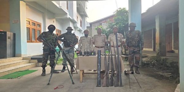 ਮਨੀਪੁਰ : ਹਥਿਆਰਾਂ ਦਾ ਜ਼ਖੀਰਾ ਬਰਾਮਦ, ਪੰਜ ਕਿਲੋ ਤੋਂ ਵੱਧ ਹੈਰੋਇਨ ਸਮੇਤ ਤਿੰਨ ਗ੍ਰਿਫ਼ਤਾਰ