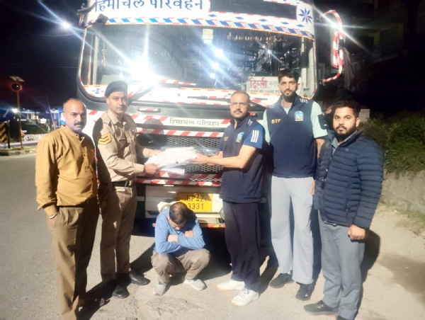 ਬੱਸ ਵਿੱਚ ਚਿੱਟੇ ਸਮੇਤ ਫੜਿਆ ਗਿਆ ਮੁਲਜ਼ਮ।