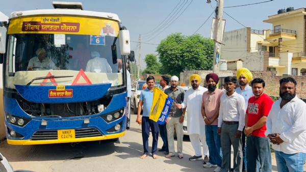 ਬੱਸ ਰਵਾਨਾ ਕਰਦੇ ਹੋਏ ਵਿਧਾਇਕ ਕੁਲਜੀਤ ਸਿੰਘ ਰੰਧਾਵਾ।