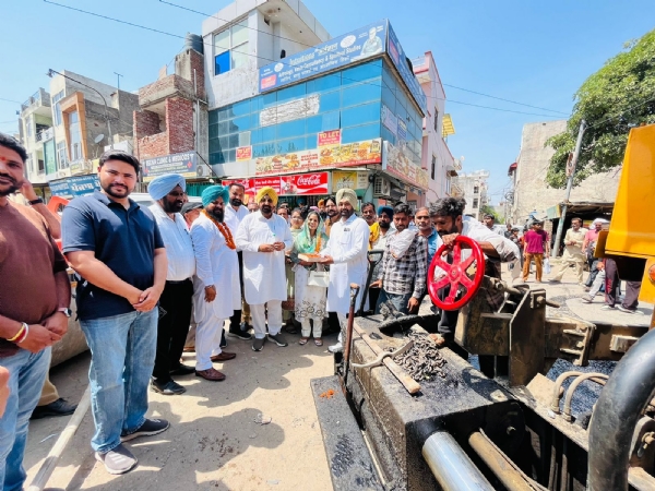 ਸੜਕ ਦੇ ਨਿਰਮਾਣ ਦਾ ਕੰਮ ਸ਼ੁਰੂ ਕਰਵਾਉਂਦੇ ਹੋਏ ਵਿਧਾਇਕ ਰੰਧਾਵਾ।