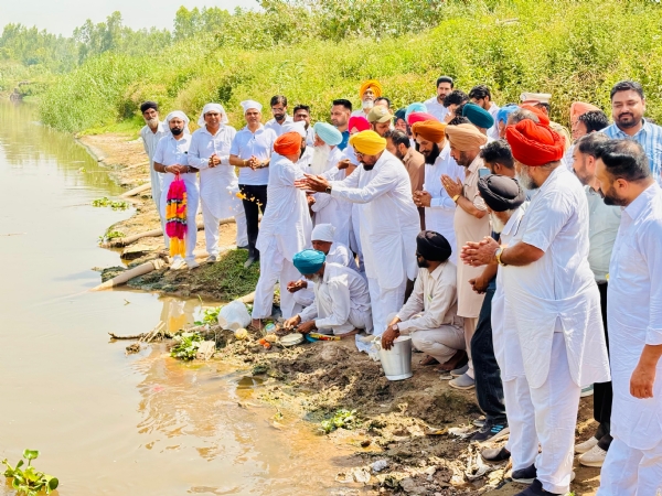 ਵਿਕਾਸ ਕਾਰਜ ਤੋਂ ਪਹਿਲਾਂ ਘੱਗਰ ਨੂੰ ਮੱਥਾ ਟੇਕਦੇ ਹੋਏ ਵਿਧਾਇਕ ਤੇ ਹੋਰ।