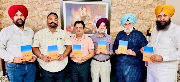 ਡਾ. ਮੁਕੰਦ ਸਿੰਘ ਬਰਾੜ ਦੀ ਸਵੈ-ਜੀਵਨੀ ‘ਰੇਤਲੇ ਰਾਹਾਂ ਤੋਂ’ ਲੋਕ ਅਰਪਨ ਕਰਦੇ ਹੋਏ।