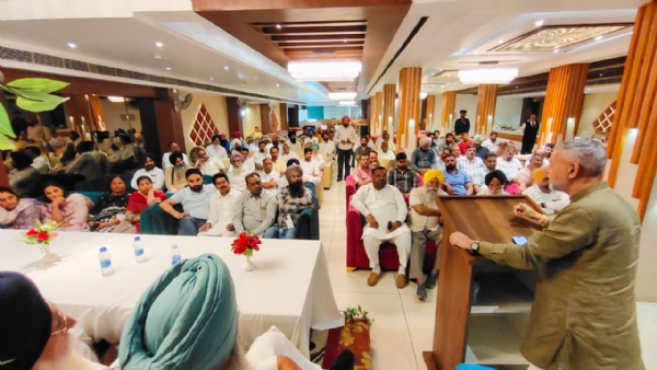 ਜਨਤਕ ਮੀਟਿੰਗ ਨੂੰ ਸੰਬੋਧਨ ਕਰਦੇ ਸ਼੍ਰੋਮਣੀ ਅਕਾਲੀ ਦਲ ਦੇ ਹਲਕਾ ਇੰਚਾਰਜ ਅਤੇ ਸਾਬਕਾ ਵਿਧਾਇਕ ਅਰਵਿੰਦ ਖੰਨਾ