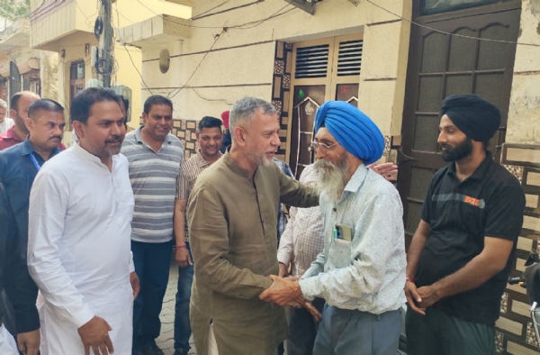 ਲੋਕਾਂ ਨੂੰ ਮਿਲਦੇ ਹੋਏ ਸ਼੍ਰੋਮਣੀ ਅਕਾਲੀ ਦਲ ਦੇ ਹਲਕਾ ਇੰਚਾਰਜ ਅਤੇ ਸਾਬਕਾ ਵਿਧਾਇਕ ਅਰਵਿੰਦ ਖੰਨਾ