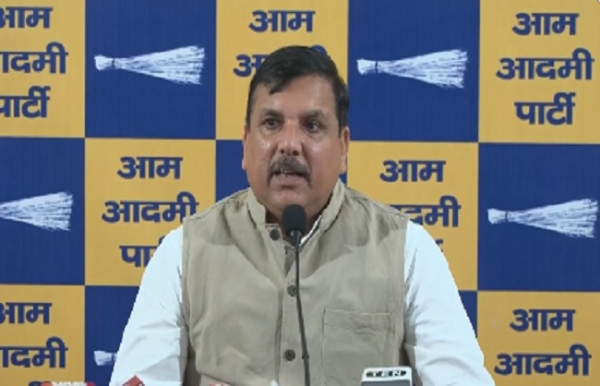 ‘ਆਪ’ ਦੇ ਰਾਜ ਸਭਾ ਮੈਂਬਰ ਸੰਜੇ ਸਿੰਘ ਪ੍ਰੈੱਸ ਕਾਨਫਰੰਸ ਨੂੰ ਸੰਬੋਧਨ ਕਰਦੇ ਹੋਏ।