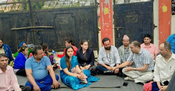 ਆਰਐਸਪੀ ਸੰਸਦ ਮੈਂਬਰਾਂ ਨੇ ਜ਼ਿਲ੍ਹਾ ਪ੍ਰਸ਼ਾਸਨ ਦਫ਼ਤਰ ਦੇ ਸਾਹਮਣੇ ਧਰਨਾ ਦਿੱਤਾ।