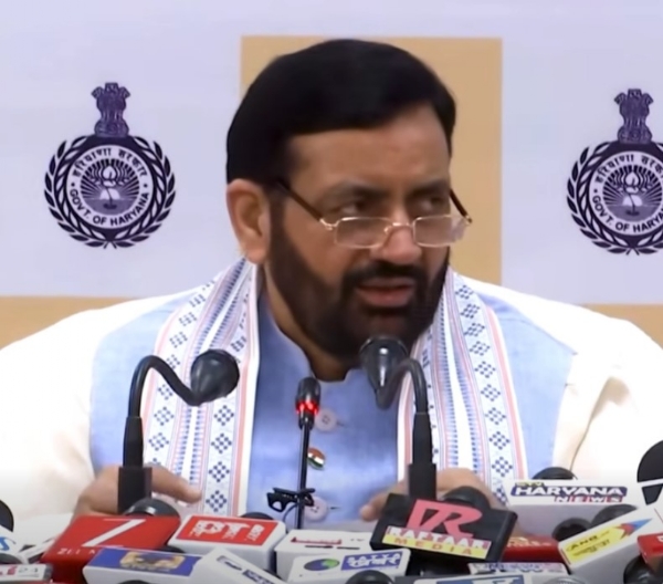 ਹਰਿਆਣਾ ਦੇ ਮੁੱਖ ਮੰਤਰੀ ਨਾਇਬ ਸਿੰਘ ਸੈਣੀ ਪੱਤਰਕਾਰਾਂ ਨੂੰ ਜਾਣਕਾਰੀ ਦਿੰਦੇ ਹੋਏ।