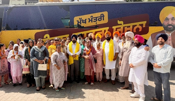 ਤੀਰਥ ਯਾਤਰੀਆਂ ਦਾ ਜਥਾ ਰਵਾਨਾ ਕਰਦੇ ਵਿਧਾਇਕ ਕੋਹਲੀ।